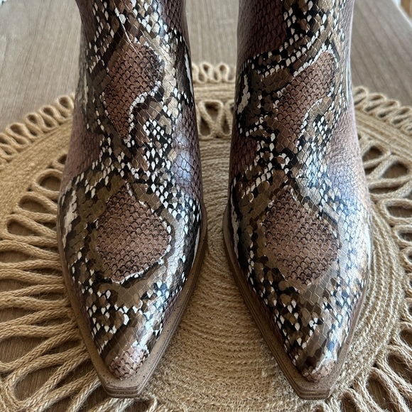NWB Vince Camuto Gigietta Bootie in Bronze Snake Print - Picture 3 of 14